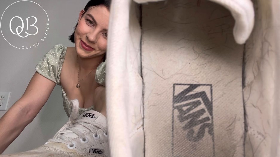 Queen Blaire – Stinky Sneakers